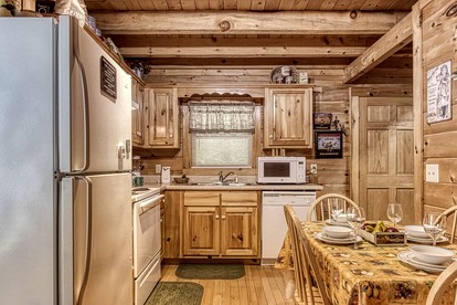 Gorgeous Rustic Cabin with Hot Tub and Jacuzzi near Attractions of Pigeon Forge, Tennessee - Pigeon Forge, Tennessee - glamping.directory