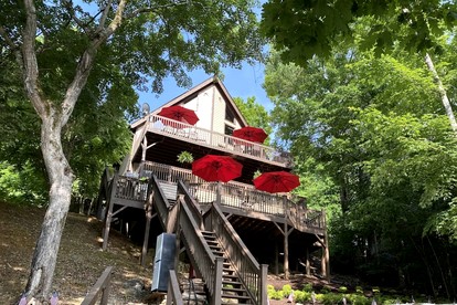 Deluxe Cabin with Three Stunning Decks for a Group Getaway on Norris Lake, Tennessee - glamping.directory