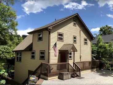 Deluxe Cabin with Three Stunning Decks for a Group Getaway on Norris Lake, Tennessee - Speedwell, Tennessee - glamping.directory