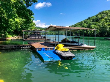 Deluxe Cabin with Three Stunning Decks for a Group Getaway on Norris Lake, Tennessee - Speedwell, Tennessee - glamping.directory