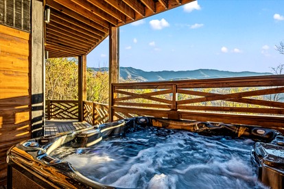 Stunning Cabin with Swimming Pool and Hot-tub in Gatlinburg, Tennessee - Gatlinburg, Tennessee - glamping.directory
