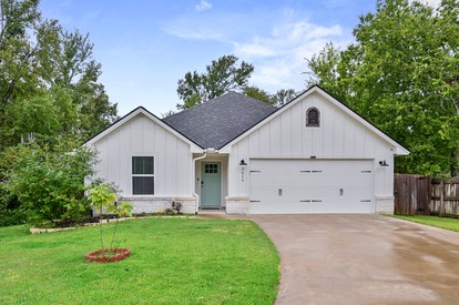 Scenic Creekside Retreat with Modern Comforts Near Texas A&M University in College Station, Texas - glamping.directory