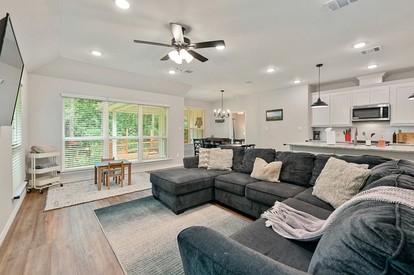 Scenic Creekside Retreat with Modern Comforts Near Texas A&M University in College Station, Texas - College Station, Texas - glamping.directory