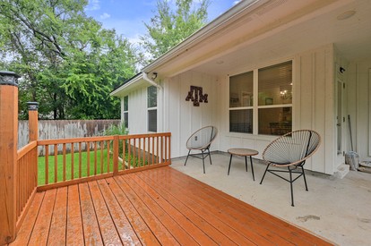 Scenic Creekside Retreat with Modern Comforts Near Texas A&M University in College Station, Texas - College Station, Texas - glamping.directory
