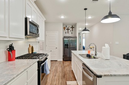 Scenic Creekside Retreat with Modern Comforts Near Texas A&M University in College Station, Texas - College Station, Texas - glamping.directory