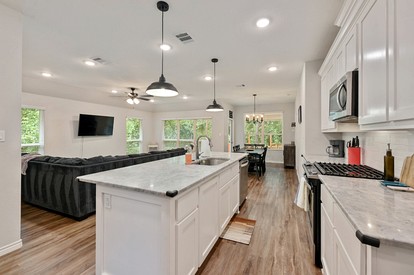 Scenic Creekside Retreat with Modern Comforts Near Texas A&M University in College Station, Texas - College Station, Texas - glamping.directory