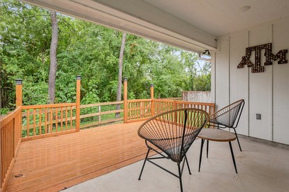 Scenic Creekside Retreat with Modern Comforts Near Texas A&M University in College Station, Texas - College Station, Texas - glamping.directory