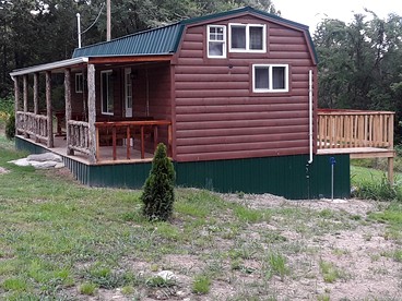 Lofted Cabin with Hot-Tub and Countryside Views in Marshall, Arkansas - Marshall, Arkansas - glamping.directory