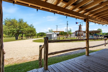 Charming Riverside Cabin Escape with Outdoor Relaxation Spaces in Medina, Texas - Medina, Texas - glamping.directory