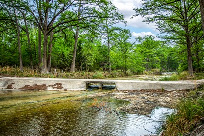 Charming Riverside Cabin Escape with Outdoor Relaxation Spaces in Medina, Texas - Medina, Texas - glamping.directory