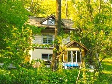Rustic Norwegian-Style Log Cabin Rental near the Upper Iowa River in Decorah, Iowa - glamping.directory
