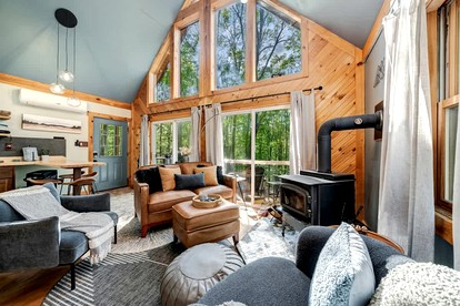 Cozy Cabin with Fire Pit and Games in Paw Paw, West Virginia - Paw Paw, West Virginia - glamping.directory