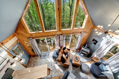 Cozy Cabin with Fire Pit and Games in Paw Paw, West Virginia - Paw Paw, West Virginia - glamping.directory