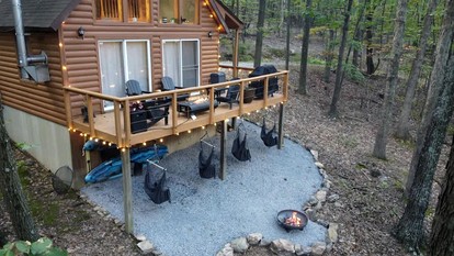 Cozy Cabin with Fire Pit and Games in Paw Paw, West Virginia - Paw Paw, West Virginia - glamping.directory