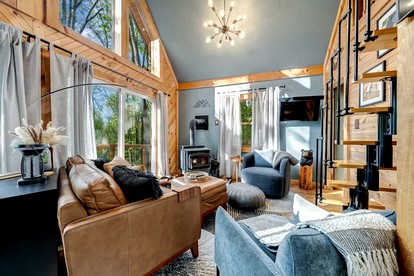 Cozy Cabin with Fire Pit and Games in Paw Paw, West Virginia - Paw Paw, West Virginia - glamping.directory