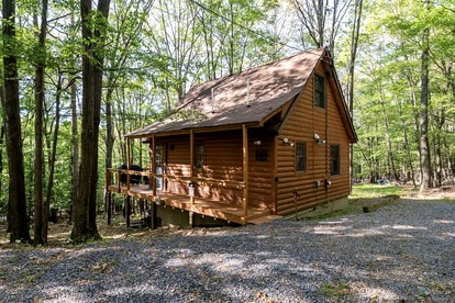 Cozy Cabin with Fire Pit and Games in Paw Paw, West Virginia - Paw Paw, West Virginia - glamping.directory
