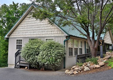 Wheelchair-Accessible Vacation Rental for 32 Guests near Pigeon Forge, Tennessee - Pigeon Forge, Tennessee - glamping.directory