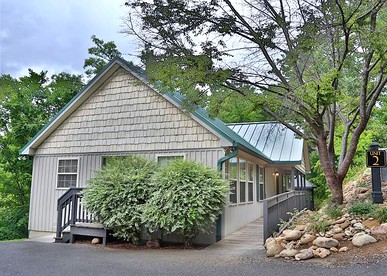 Wheelchair-Accessible Vacation Rental for 32 Guests near Pigeon Forge, Tennessee - Pigeon Forge, Tennessee - glamping.directory