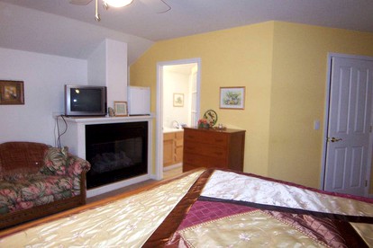 Romantic Getaway in a Lovely Lodge Engulfed by Forestry near Lititz, Pennsylvania - Ephrata, Pennsylvania - glamping.directory