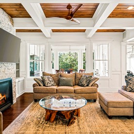 Secluded and Luxurious Lodge with Outdoor Pool on Private Property, Perfect for Large Groups in Eureka Springs, Arkansas - Eureka Springs, Arkansas - glamping.directory