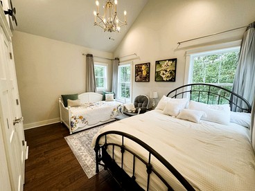 Secluded and Luxurious Lodge with Outdoor Pool on Private Property, Perfect for Large Groups in Eureka Springs, Arkansas - Eureka Springs, Arkansas - glamping.directory