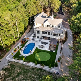 Secluded and Luxurious Lodge with Outdoor Pool on Private Property, Perfect for Large Groups in Eureka Springs, Arkansas - Eureka Springs, Arkansas - glamping.directory