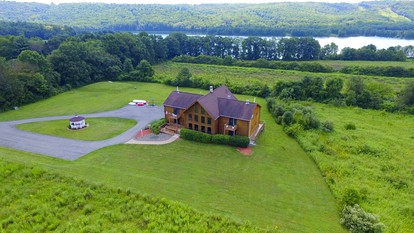 Extraordinary Cabin Rental Ideal for Large Groups in the Southern Poconos, Pennsylvania - Lehighton, Pennsylvania - glamping.directory