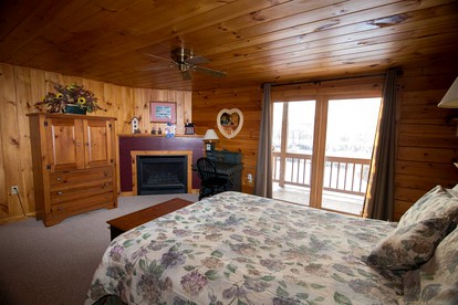 Extraordinary Cabin Rental Ideal for Large Groups in the Southern Poconos, Pennsylvania - Lehighton, Pennsylvania - glamping.directory