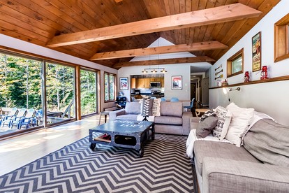 Rustic Vacation Rental for Large Groups in the Green Mountains of Vermont - Killington, Vermont - glamping.directory