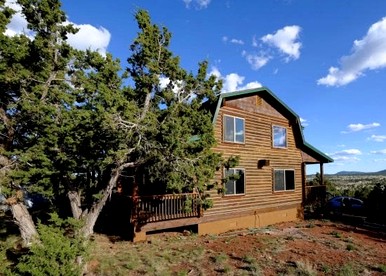 Remodeled, Pet Friendly Log Cabin near the Grand Canyon, Perfect for a Luxurious Glamping Getaway - glamping.directory