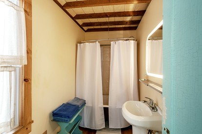 Cute Open-Plan Cottage for an Unforgettable Family Vacation in the Southern Catskill Mountains in Woodridge, New York - Woodridge, New York - glamping.directory