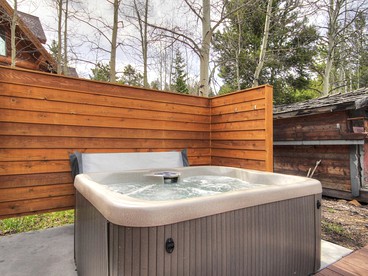 Stylish Ski Getaway with Hot Tub near the Slopes in Breckenridge, Colorado - Breckenridge, Colorado - glamping.directory