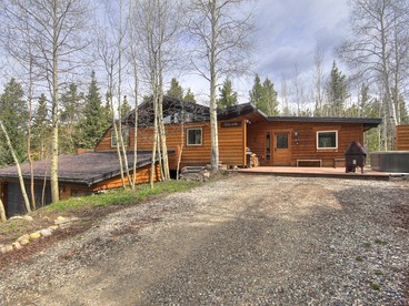 Stylish Ski Getaway with Hot Tub near the Slopes in Breckenridge, Colorado - glamping.directory