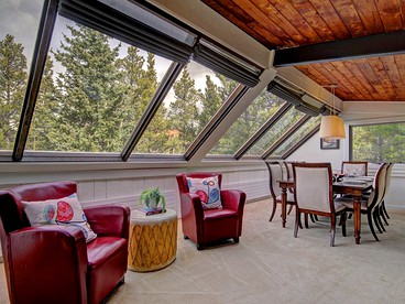Stylish Ski Getaway with Hot Tub near the Slopes in Breckenridge, Colorado - Breckenridge, Colorado - glamping.directory