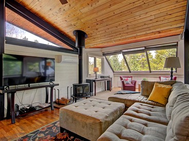 Stylish Ski Getaway with Hot Tub near the Slopes in Breckenridge, Colorado - Breckenridge, Colorado - glamping.directory