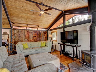 Stylish Ski Getaway with Hot Tub near the Slopes in Breckenridge, Colorado - Breckenridge, Colorado - glamping.directory