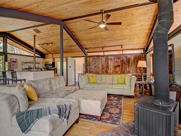 Stylish Ski Getaway with Hot Tub near the Slopes in Breckenridge, Colorado - Breckenridge, Colorado - glamping.directory