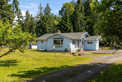 Design-Forward Mid-Century Home with Cozy Lounge Atmosphere in Clallam County, Washington - glamping.directory
