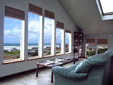 Incredible Beach House with Stunning Views in Newport, Oregon - Newport, Oregon - glamping.directory