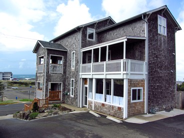 Incredible Beach House with Stunning Views in Newport, Oregon - glamping.directory