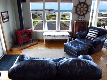 Incredible Beach House with Stunning Views in Newport, Oregon - Newport, Oregon - glamping.directory