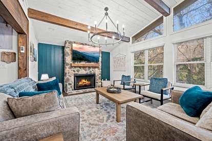 Exclusive Family Retreat: Luxury Rental with Little Pigeon River Views in Tennessee - Gatlinburg, Tennessee - glamping.directory