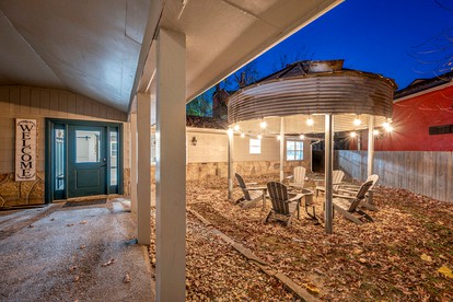Exclusive Family Retreat: Luxury Rental with Little Pigeon River Views in Tennessee - Gatlinburg, Tennessee - glamping.directory