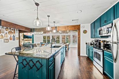 Exclusive Family Retreat: Luxury Rental with Little Pigeon River Views in Tennessee - Gatlinburg, Tennessee - glamping.directory