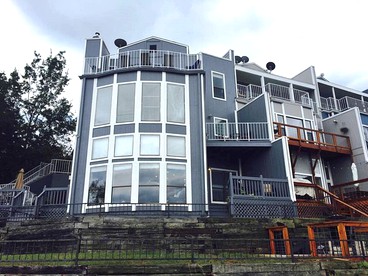 Luxury Waterfront Vacation Rental with a Boat Dock near Lake Texoma, Texas - Pottsboro, Texas - glamping.directory