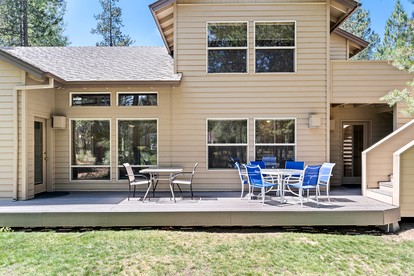 Elegant Family Getaway with Bikes, Hot Tub, and Golf Course Views in Sunriver, Oregon - Sunriver, Oregon - glamping.directory