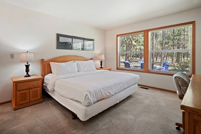 Elegant Family Getaway with Bikes, Hot Tub, and Golf Course Views in Sunriver, Oregon - Sunriver, Oregon - glamping.directory