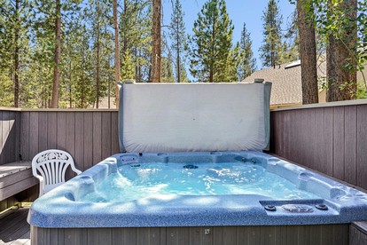 Elegant Family Getaway with Bikes, Hot Tub, and Golf Course Views in Sunriver, Oregon - Sunriver, Oregon - glamping.directory