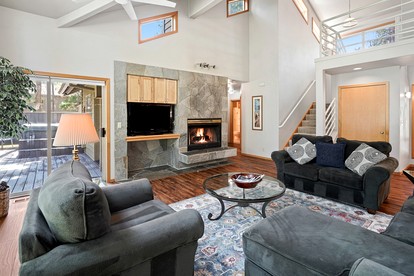 Elegant Family Getaway with Bikes, Hot Tub, and Golf Course Views in Sunriver, Oregon - Sunriver, Oregon - glamping.directory