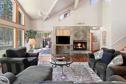 Elegant Family Getaway with Bikes, Hot Tub, and Golf Course Views in Sunriver, Oregon - Sunriver, Oregon - glamping.directory